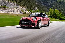 Renneinsatz vor Weltpremiere: Der neue MINI John Cooper Works debütiert beim 24-Stunden-Rennen auf dem Nürburgring.